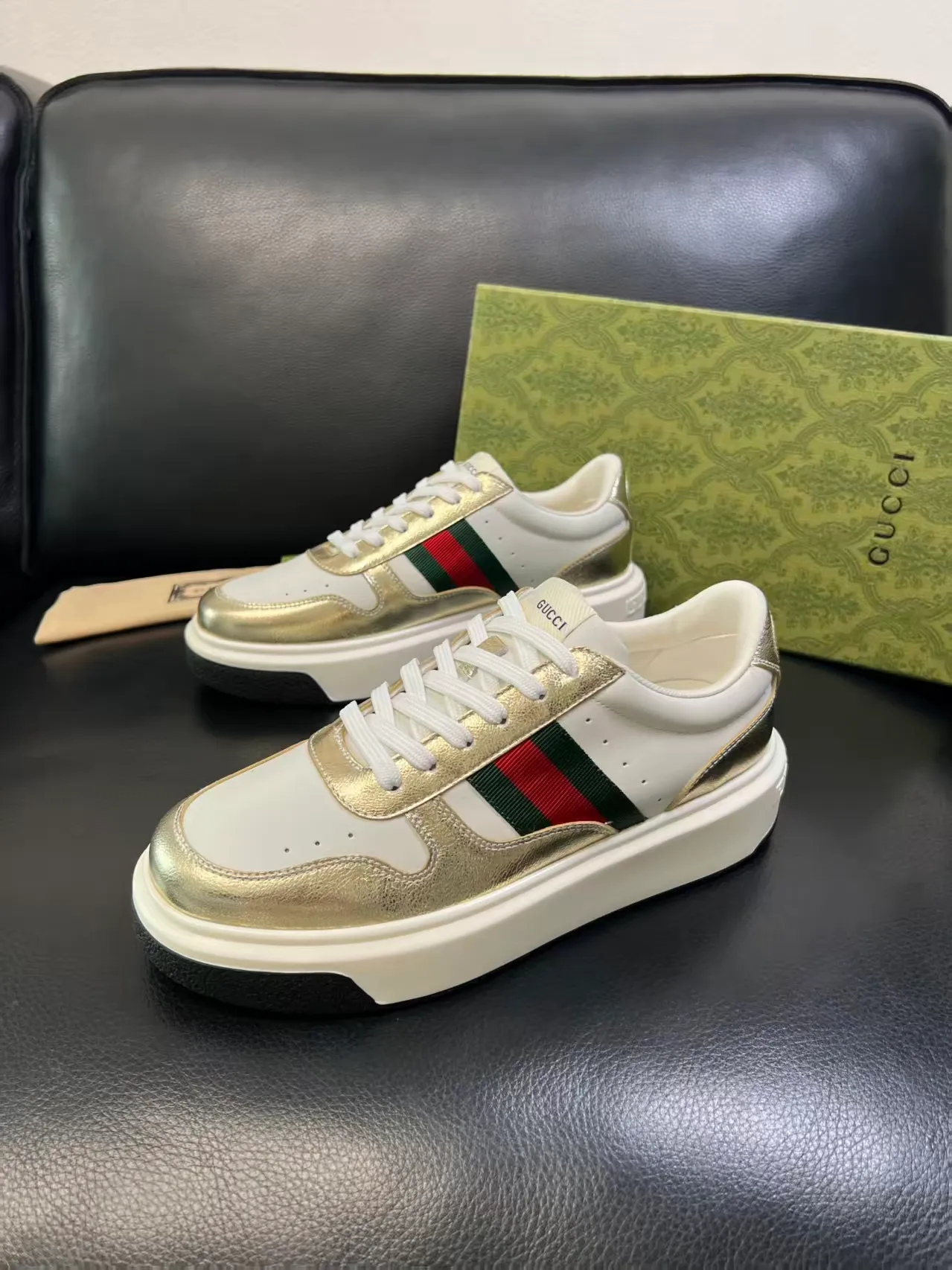 P460 new men's shoes GUCCI [Lightning] latest shoes are shipped. Original quality, fashionable and trendy, using special materials and brand new packaging inside the net. The foot feels super comfortable and the workmanship is impeccable. Size: 38-45